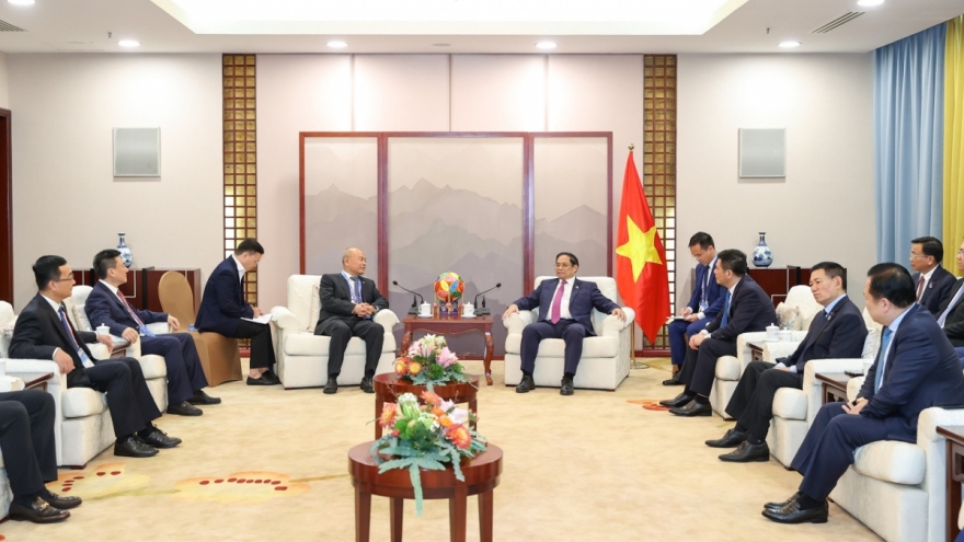 Vietnamese Government leader meets leaders of Chinese conglomerates
